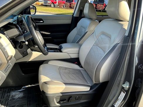 Used 2022 Nissan Pathfinder Platinum w/ Cargo Package image 17