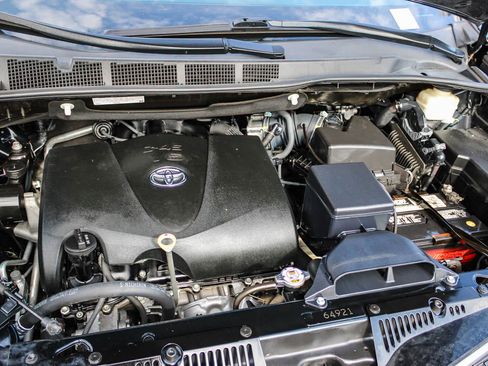 Used 2018 Toyota Sienna SE image 27