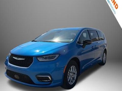 New 2026 Chrysler Pacifica Select