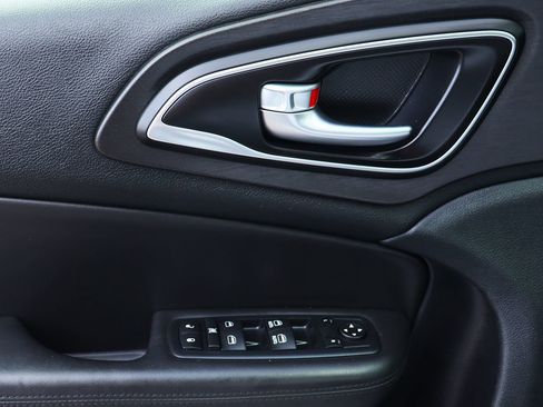 Used 2017 Chrysler 200 Limited Platinum image 40