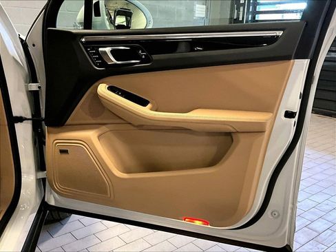 Used 2025 Porsche Macan image 29