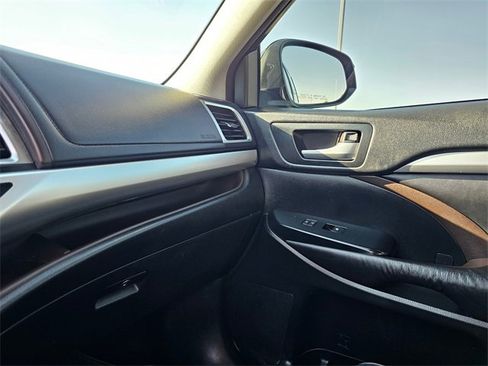 Used 2016 Toyota Highlander XLE image 25