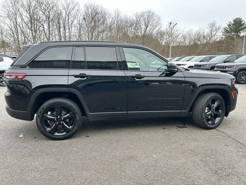 Used 2024 Jeep Grand Cherokee Limited w/ Luxury Tech Group II image 3