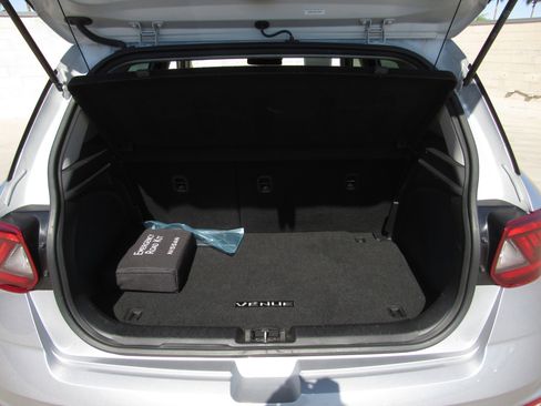 Used 2025 Hyundai Venue SE FWD image 12