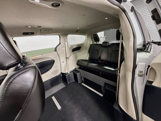 Used 2024 Chrysler Pacifica Touring-L FWD image 8