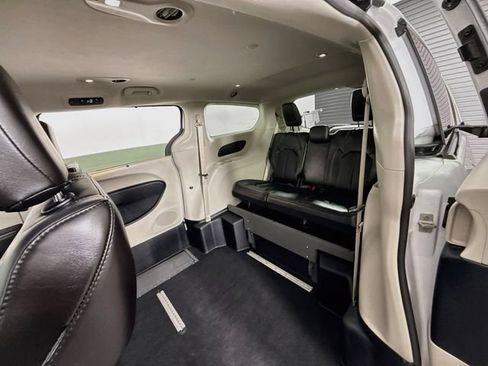 Used 2024 Chrysler Pacifica Touring-L FWD image 8