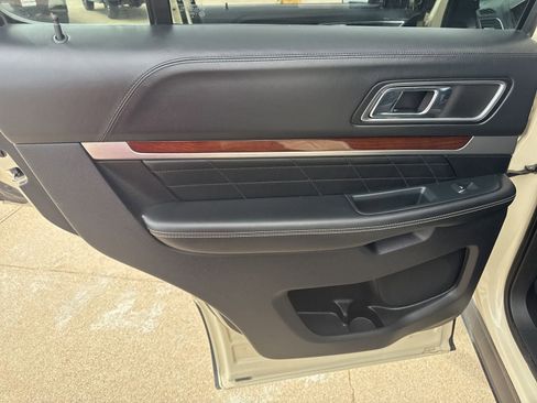 Used 2018 Ford Explorer Platinum AWD/4WD image 27