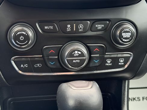 Certified 2022 Jeep Cherokee Latitude Lux AWD/4WD image 17