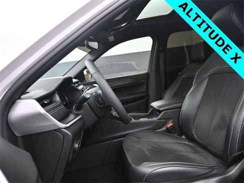 Used 2023 Jeep Grand Cherokee Altitude image 9