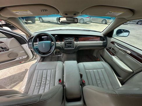 Used 2006 Lincoln Town Car Signature RWD image 40