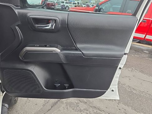 Used 2018 Toyota Tacoma TRD Sport w/ Technology Package image 31