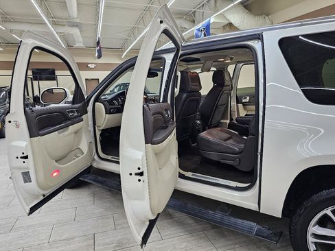 Used 2013 Cadillac Escalade ESV Platinum RWD image 16