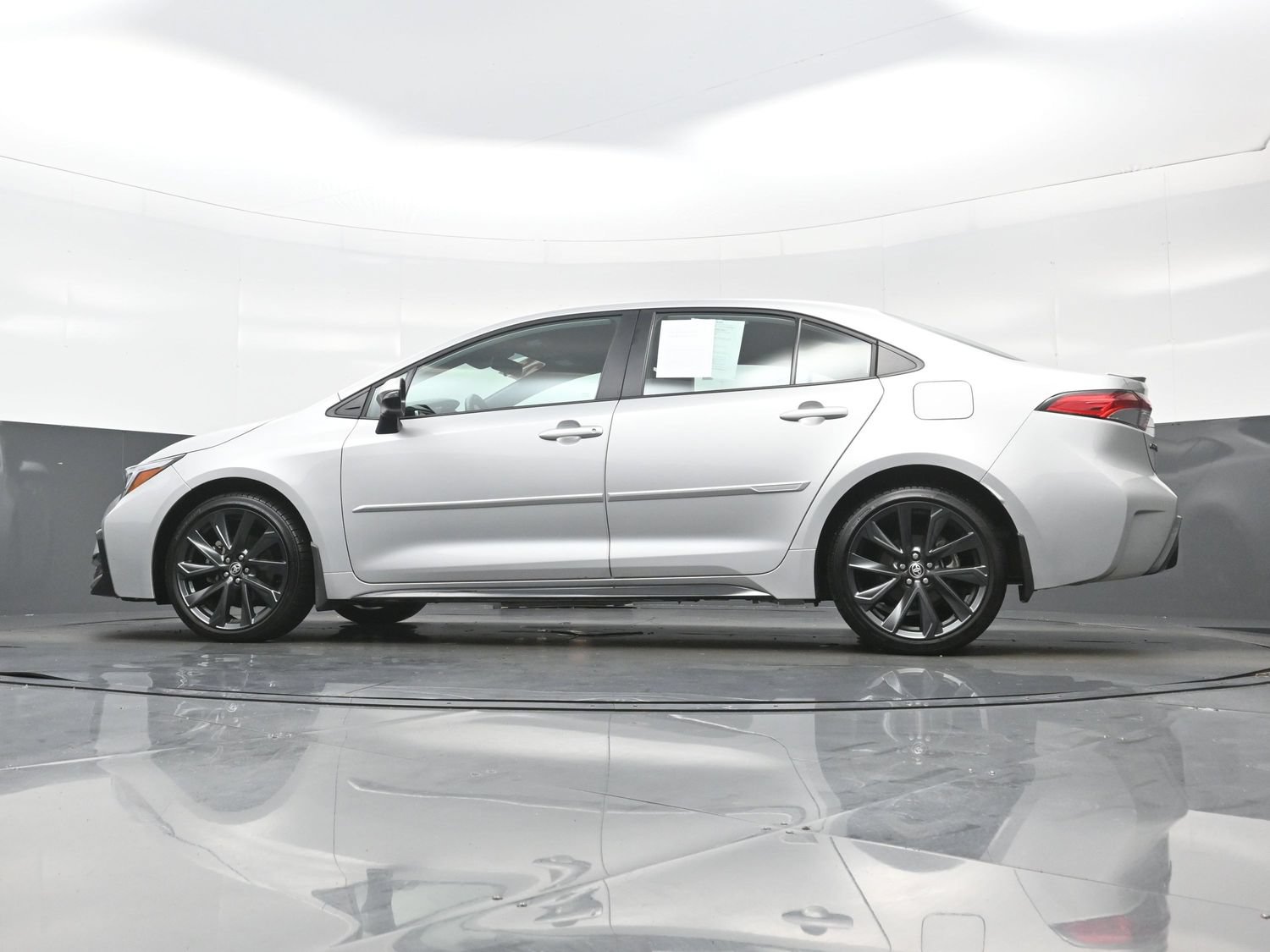 Used 2025 Toyota Corolla SE w/ SE Premium Package FWD image 29