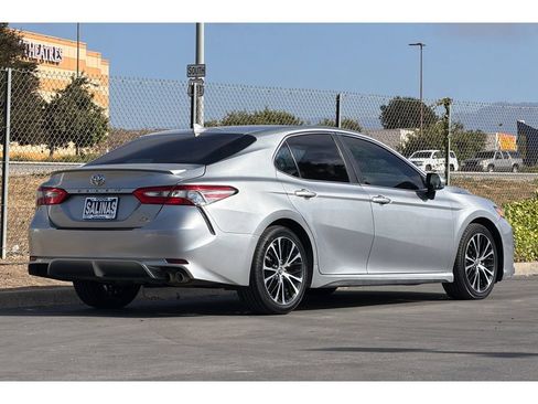 Used 2019 Toyota Camry SE FWD image 4