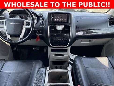 Used 2014 Chrysler Town & Country Touring image 24