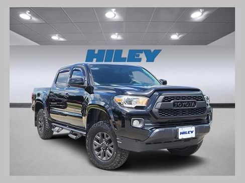 Used 2017 Toyota Tacoma SR5 w/ Tow Package RWD image 1