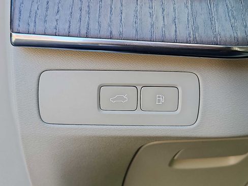 Certified 2024 Volvo XC90 T8 Ultimate w/ Protection Package Premier image 22