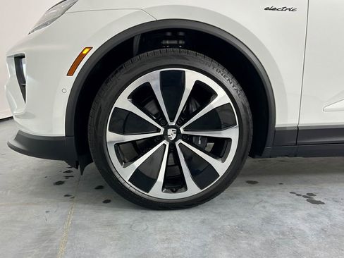 Certified 2024 Porsche Macan 4 Electric AWD/4WD image 11