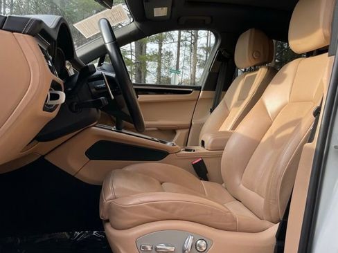 Used 2022 Porsche Macan Base image 14