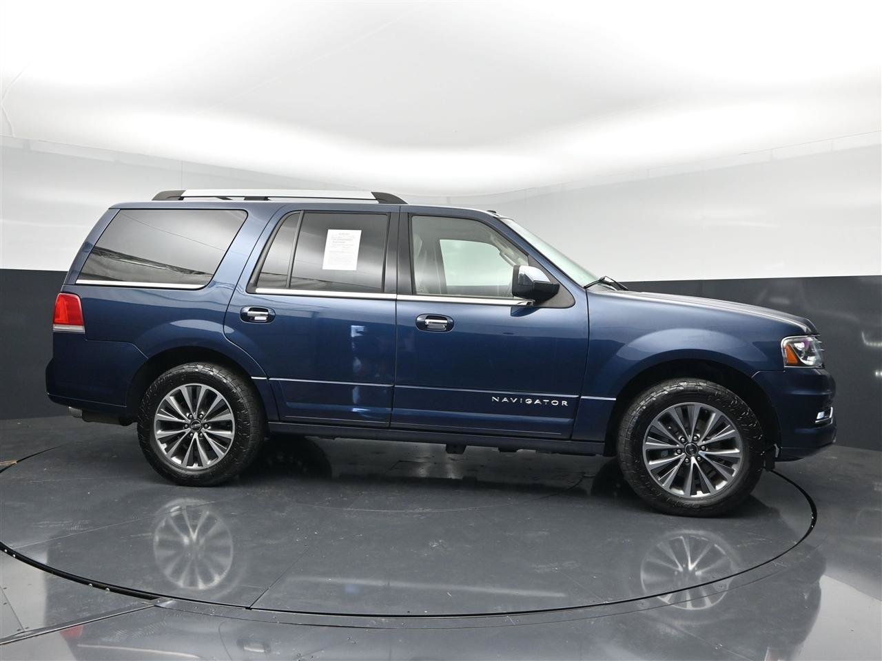 Used 2017 Lincoln Navigator Select AWD/4WD image 4