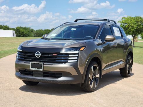 Used 2025 Nissan Kicks SR FWD image 7