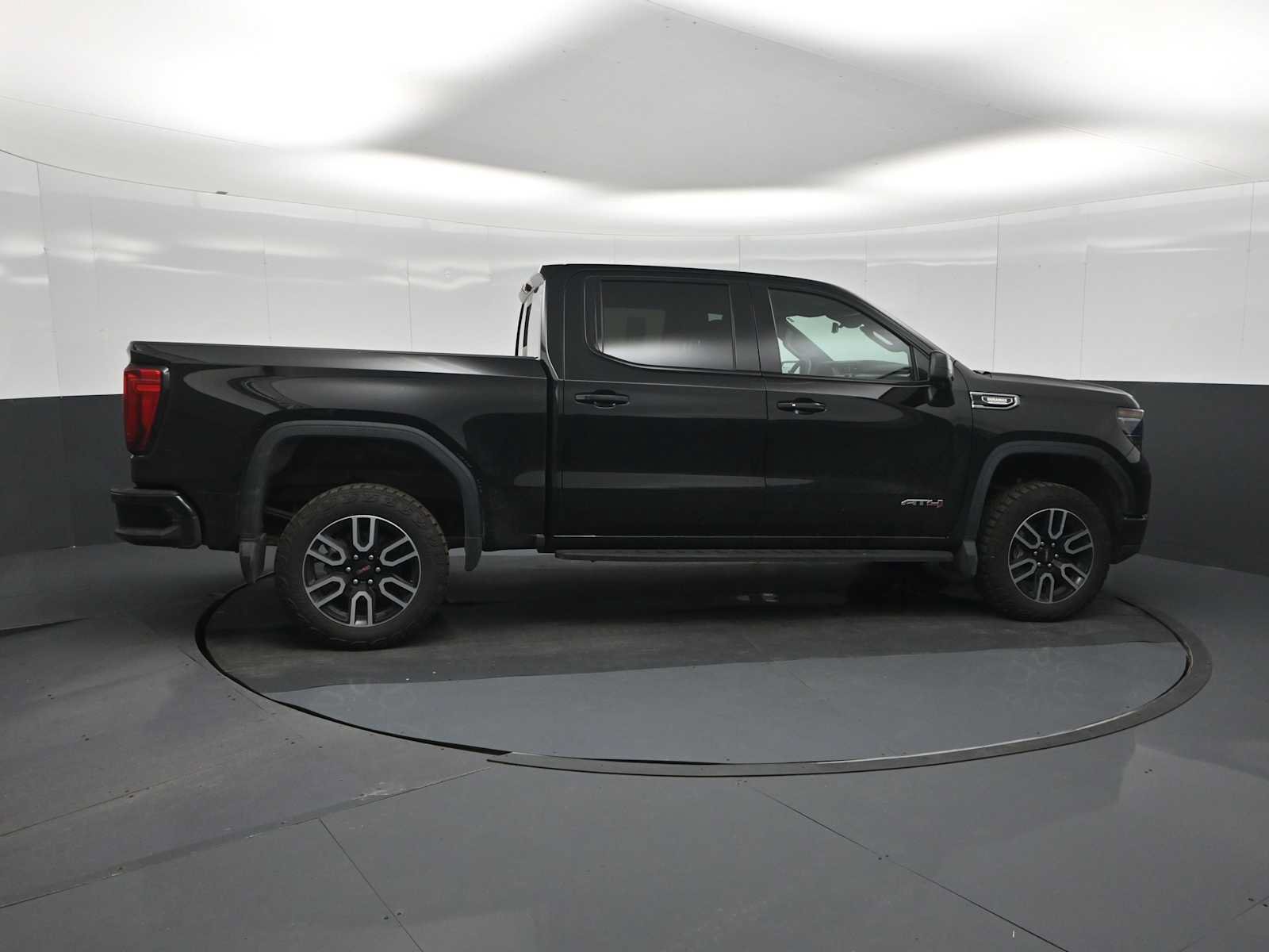 Used 2025 GMC Sierra 1500 AT4 w/ AT4 Premium Package AWD/4WD image 9