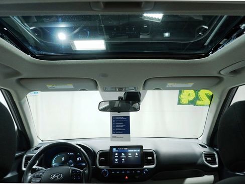 Used 2024 Hyundai Venue SEL image 21