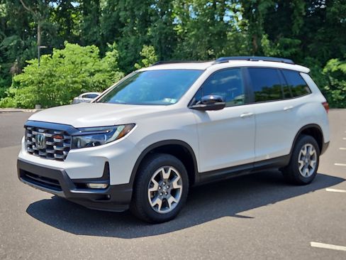 Used 2023 Honda Passport TrailSport image 3