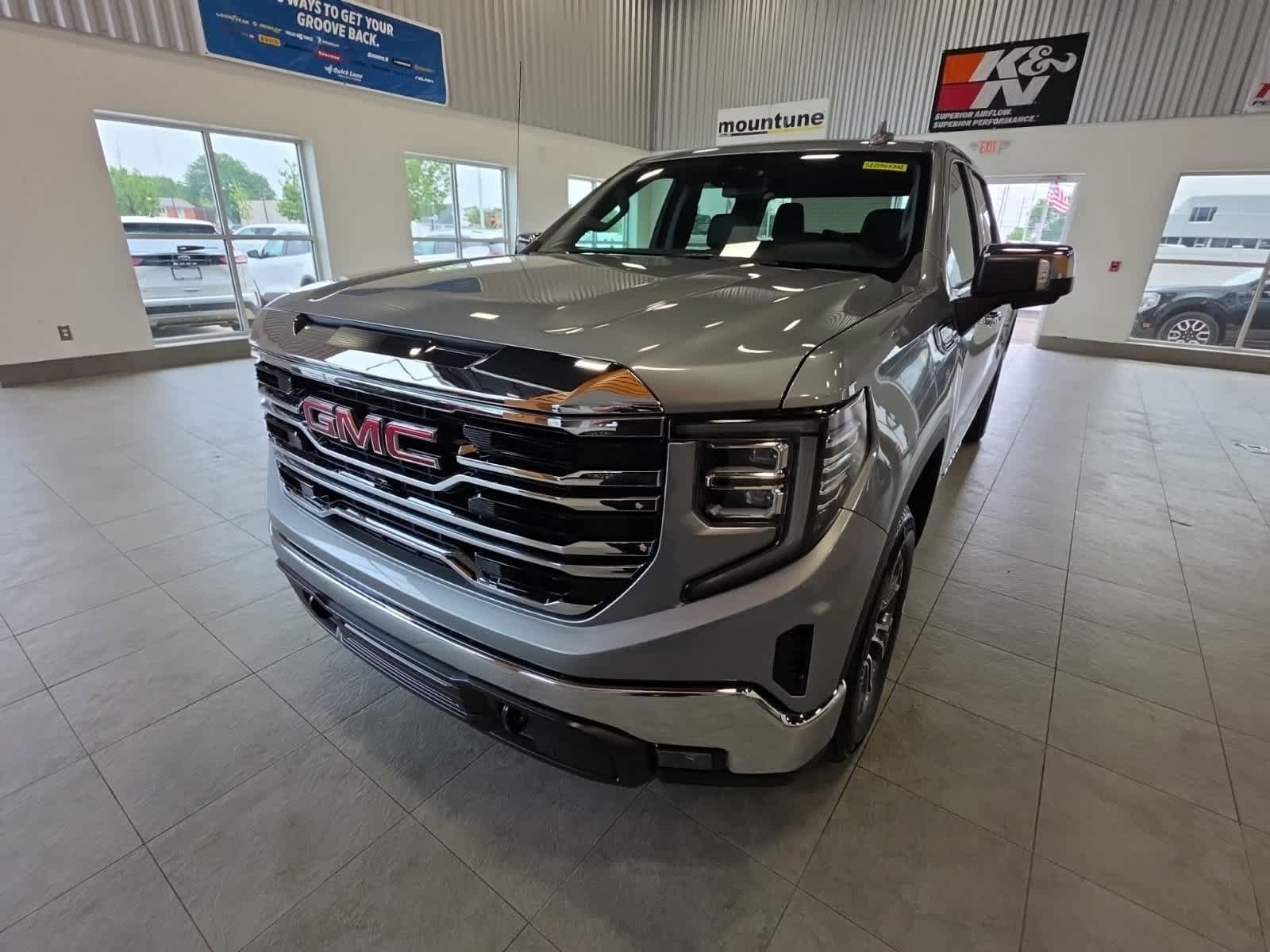 Used 2025 GMC Sierra 1500 SLT AWD/4WD image 2