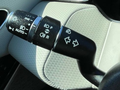 Used 2019 Land Rover Range Rover Velar R-Dynamic SE image 22