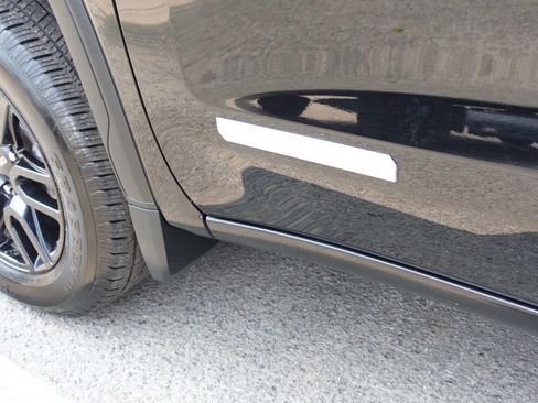 Used 2023 GMC Sierra 1500 Elevation image 12