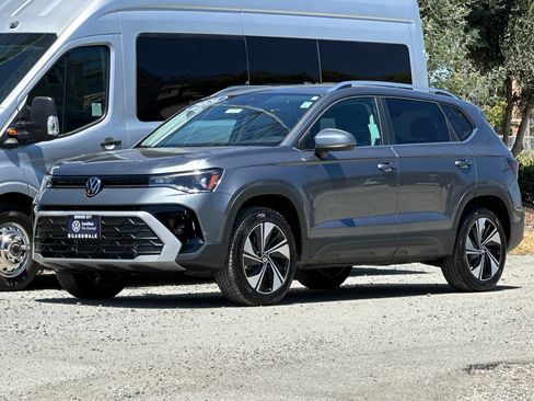 Certified 2026 Volkswagen Taos SE w/ Panoramic Sunroof Package AWD/4WD image 8