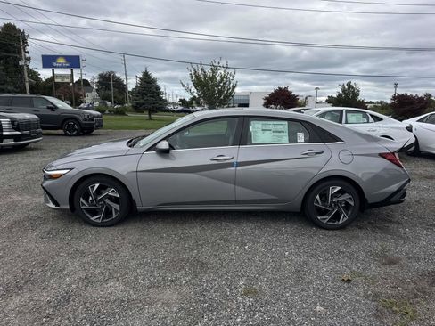 Used 2025 Hyundai Elantra Limited image 3