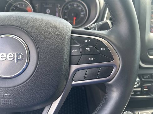 Used 2019 Jeep Cherokee Latitude Plus w/ Comfort/Convenience Group AWD/4WD image 11
