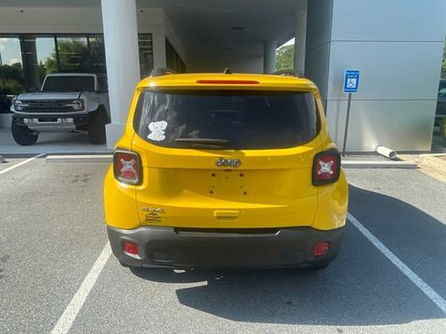 Used 2023 Jeep Renegade Latitude w/ Sun & Fun Group AWD/4WD image 7