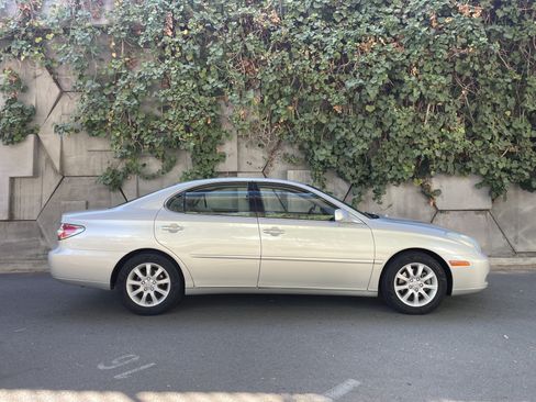 Used 2004 Lexus ES 330 w/ Premium Pkg FWD image 4