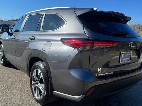 Used 2023 Toyota Highlander XLE AWD/4WD image 6