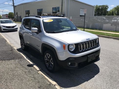 Used 2016 Jeep Renegade Latitude w/ Cold Weather Group AWD/4WD image 4