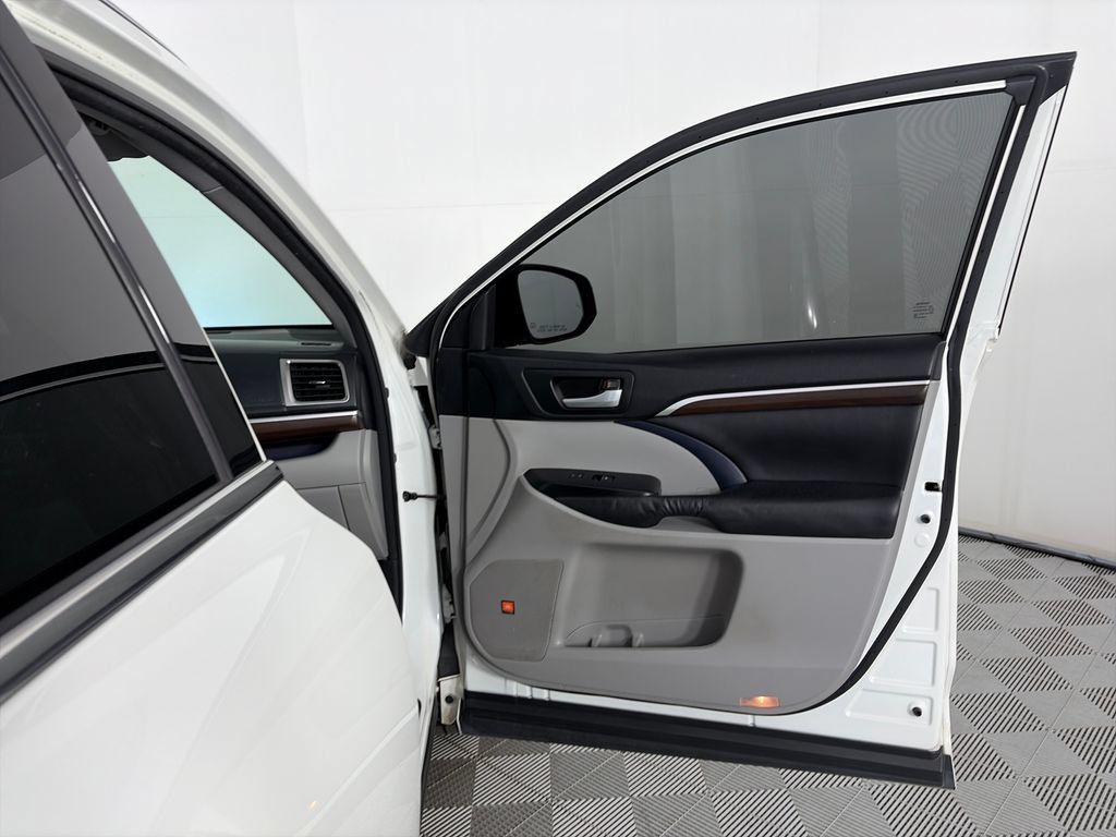 Used 2015 Toyota Highlander Limited Platinum AWD/4WD image 31