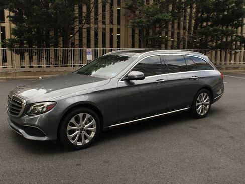 Used 2018 Mercedes-Benz E 400 4MATIC Wagon w/ Premium 3 Package image 12