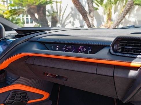 Used 2025 Lamborghini Revuelto image 22