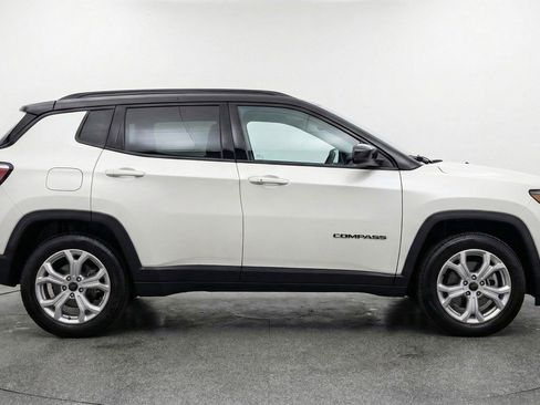 Used 2025 Jeep Compass Latitude image 11