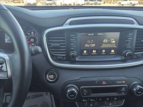 Used 2020 Kia Sorento S image 17