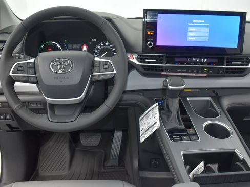 Used 2026 Toyota Sienna XLE FWD image 20