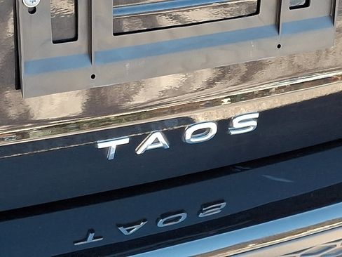 Used 2024 Volkswagen Taos SE image 31