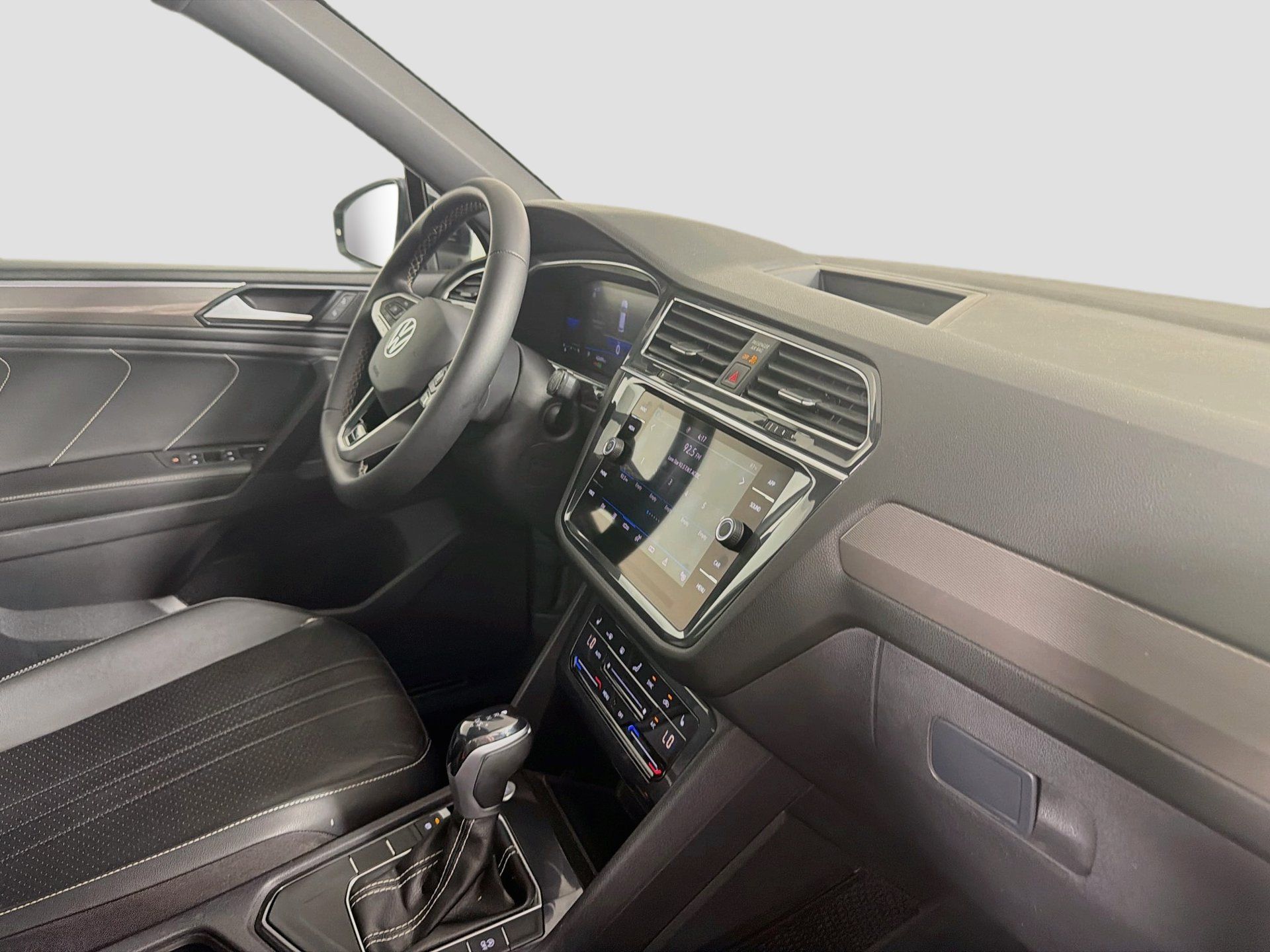 Used 2023 Volkswagen Tiguan SE R-Line FWD image 29