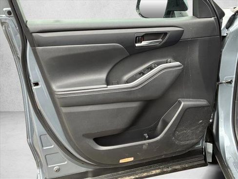 Used 2020 Toyota Highlander XLE image 11