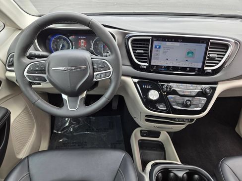 Used 2024 Chrysler Pacifica Touring-L FWD image 11