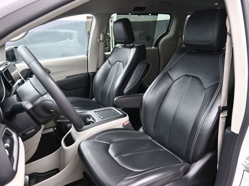 Used 2023 Chrysler Pacifica Touring-L image 19