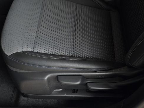 Used 2025 Chevrolet Trax LT FWD image 32